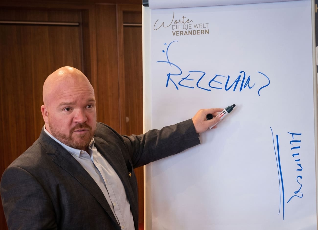 Mirko Kühner in einem Workshop am Flipchart